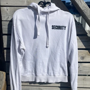 Vitt hoodie med tryck - Snygg vit hoodie med trycket ”security” från nakd, inte kommit till användning så väljer nu att sälja den till nån som får bättre användning av den🥰frakt ingår i priset