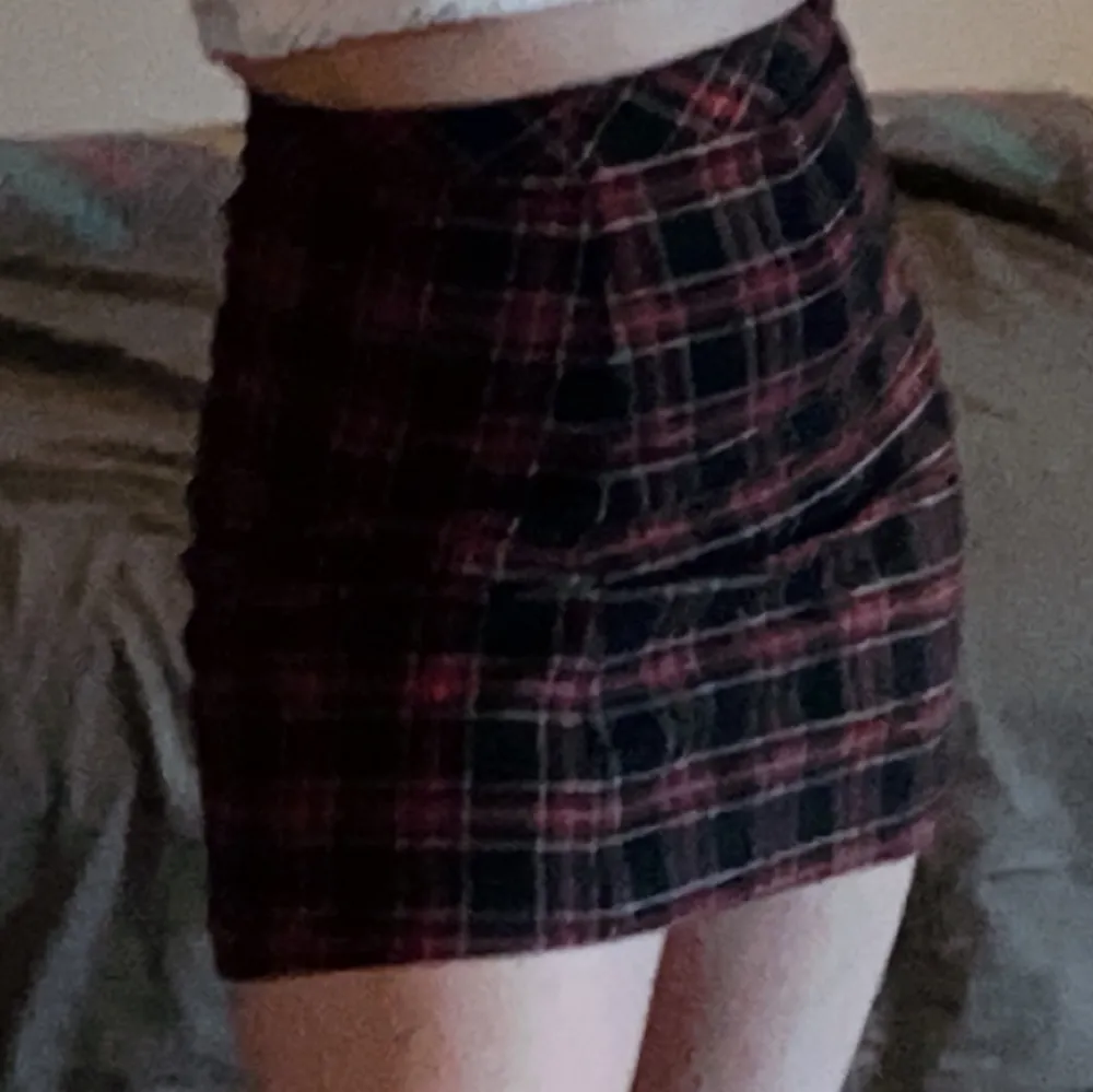 en jätte fin mini kjol som tyvärr har blivit för liten för mig. blivit använd en gång och ser lika fin ut!. Kjolar.