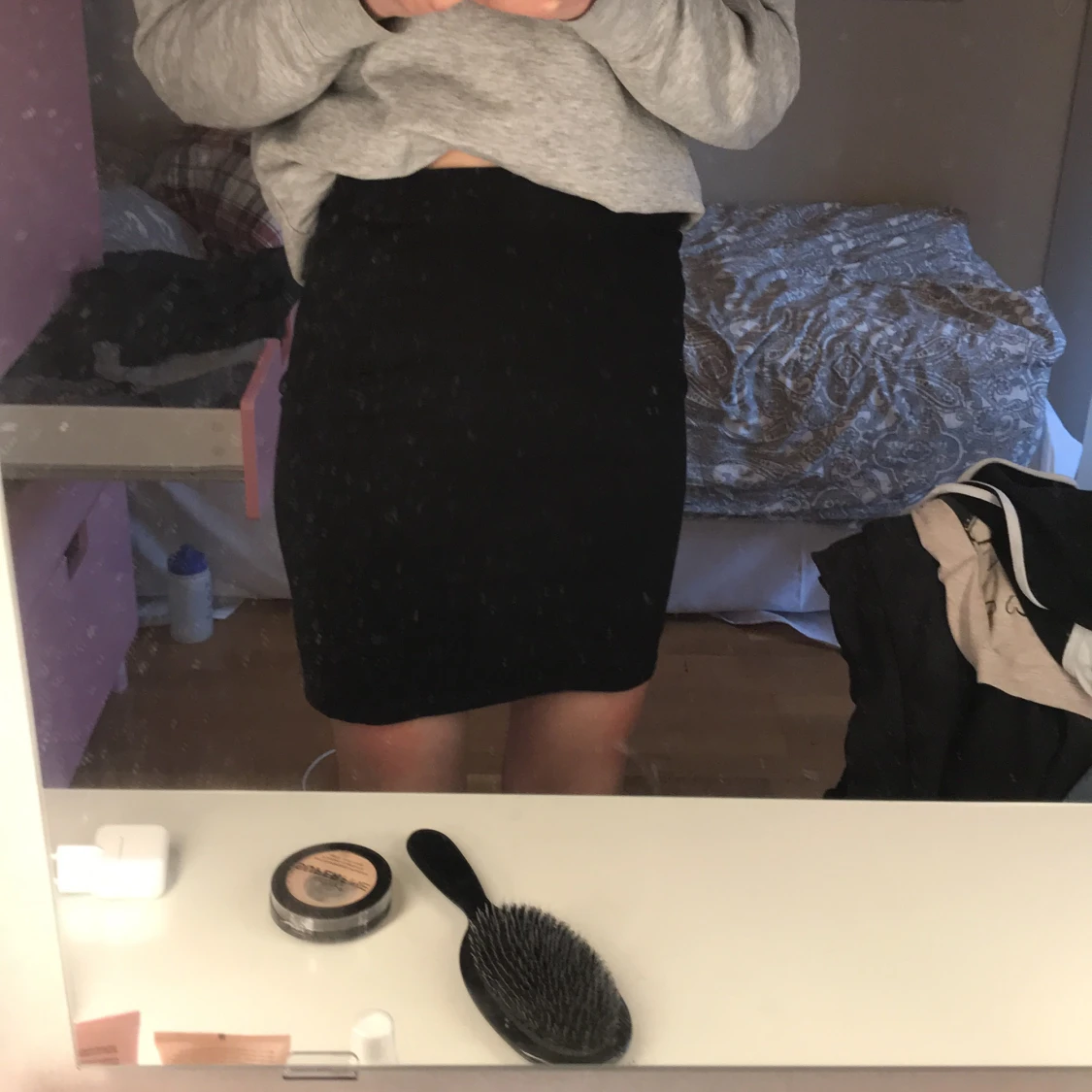 Säljer både kjolen och shortsen för 90 kr, kjolen är i fint skick använt några gånger och är i storlek M. Shortsen kommer från HM och är i storlek 170/15 år