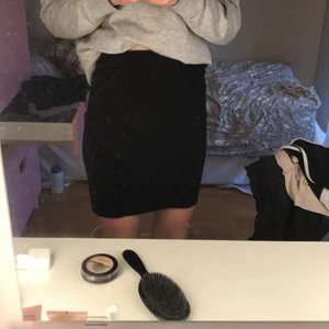 Säljer både kjolen och shortsen för 90 kr, kjolen är i fint skick använt några gånger och är i storlek M. Shortsen kommer från HM och är i storlek 170/15 år - Säljer både kjolen och shortsen för 90 kr, kjolen är i fint skick använt några gånger och är i storlek M. Shortsen kommer från HM och är i storlek 170/15 år använt ganska många gånger