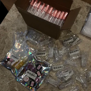 Läppglans kit - Säljer ett helt läppglanskit (endast öppnat för att kolla)    Kitet innehåller: -Ca 60 behållare, 2,5 ml, 20 4 ml -4 glitter. 2 är rosa, två är fjäril silver och rosa -40 ml olja -10 ml doft (choklad) -100 ml lipgloss base  -6st pigment i olika rosa nyanser  Säljer då jag tänkte börja göra läppglans men ångrade mig. Nypris 1200 för allt. Mitt pris 500. Kan diskuteras och kan sälja saker styckvis. ☺️☺️💖 4 ml tuberna SÅLDA