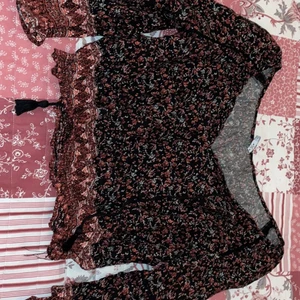 Off shoulder tröja - Den är ny, har aldrig använt den. Den är perfekt med inga fel. Det är storlek S. Den har en knytning i mittwn som man kan tajta och ha den öppen.