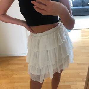 Sjukt fin volang kjol från Raglady i storlek M/L men passar perfekt på mig som är vanligtvis XS/S, säljer på grund av att jag har en likande så det var denna som fick åka:(