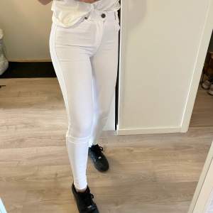 Säljer ett par vita Dr.Denim byxor som endast blivit använda en gång! Superstretchiga och sköna! De är i modellen ”Lexy” och går till strax nedanför naveln på mig, jag är 167cm lång. Bild 2 är lånad 🕊 Köparen står för frakten 🤍