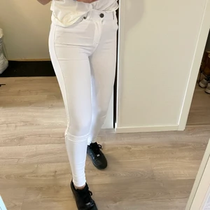 Vita Dr.Denim Byxor - Säljer ett par vita Dr.Denim byxor som endast blivit använda en gång! Superstretchiga och sköna! De är i modellen ”Lexy” och går till strax nedanför naveln på mig, jag är 167cm lång. Bild 2 är lånad 🕊 Köparen står för frakten 🤍