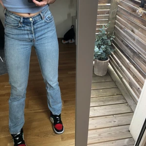Jeans - Blåa jeans från Other Stories i storlek 26 (jag är 168). Väldigt fina byxor men de har tyvärr blivit försmå för mig🥺☺️. Köparen står för frakten som kan variera i pris beroende på hur stort kuvert som behövs.
