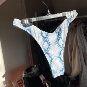 bikinitrosa string - aldrig använda endast testade med trosor under men de var för små för mig så säljer vidare :)
