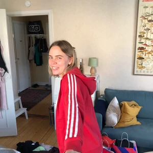 Adidas zip hoodie - Säljer min röda adidas zip hoodie! Ascool nu till sommarn ❤️ Den är ganska liten i stoleken, XS/S