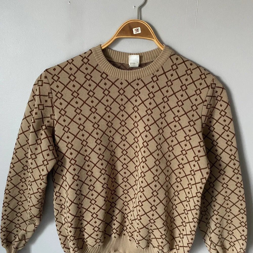 Jättefin crewneck jag har köpt second hand. Neuletakit & Villapaidat.