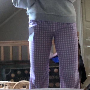 Skitsnygga byxor!! - Rutiga byxor i ett siden material. Sitter skitsnyggt på, och är så sköna! Dom är från märket designbysi på instagram❤️ köpare står för frakt. Jag är 164 och dom är lite långa för mig, på hemsidan är modellen som bär dem 170🥰