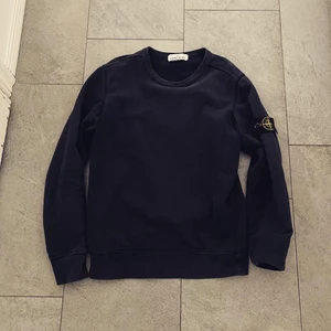 Stone island crewneck  - Stone island tröja, storlek S, skick 9/10, nu pris 2200kr pris 900kr
