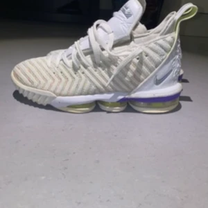 Nike  - Köpte dem 2050kr men har använt dem i 1 år 