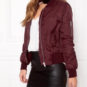 Rut & Circle Bomberjacka  - Vinröd/röd bomberjacka från Rut & Circle helt oanvänd, bara hängt i garderoben. Jättefin passform och fordrad. Storlek 32. Frakt tillkommer, kan mötas 😁