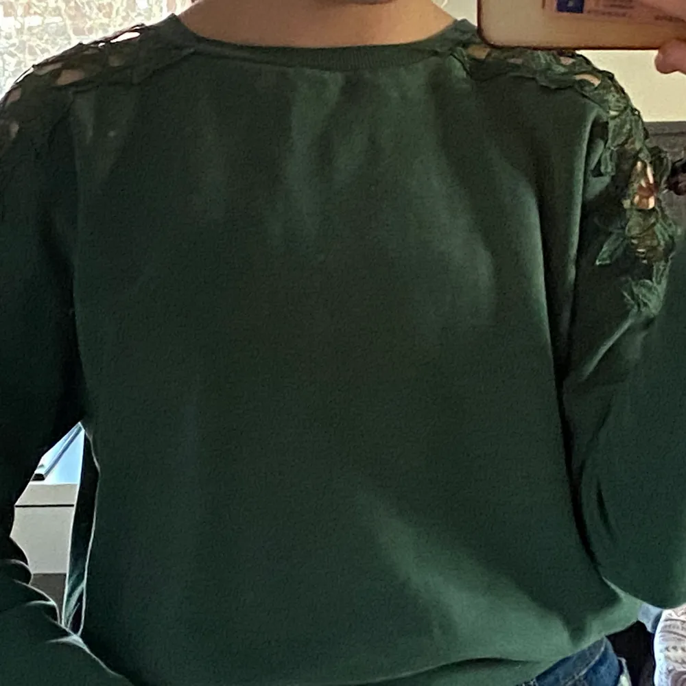 superfin mörkgrön hoodie från Only! Spets detaljer på båda axlarna. Sparsamt använd och i fint skick. Storlek XS men passar även mig som normalt har M . Hoodies.