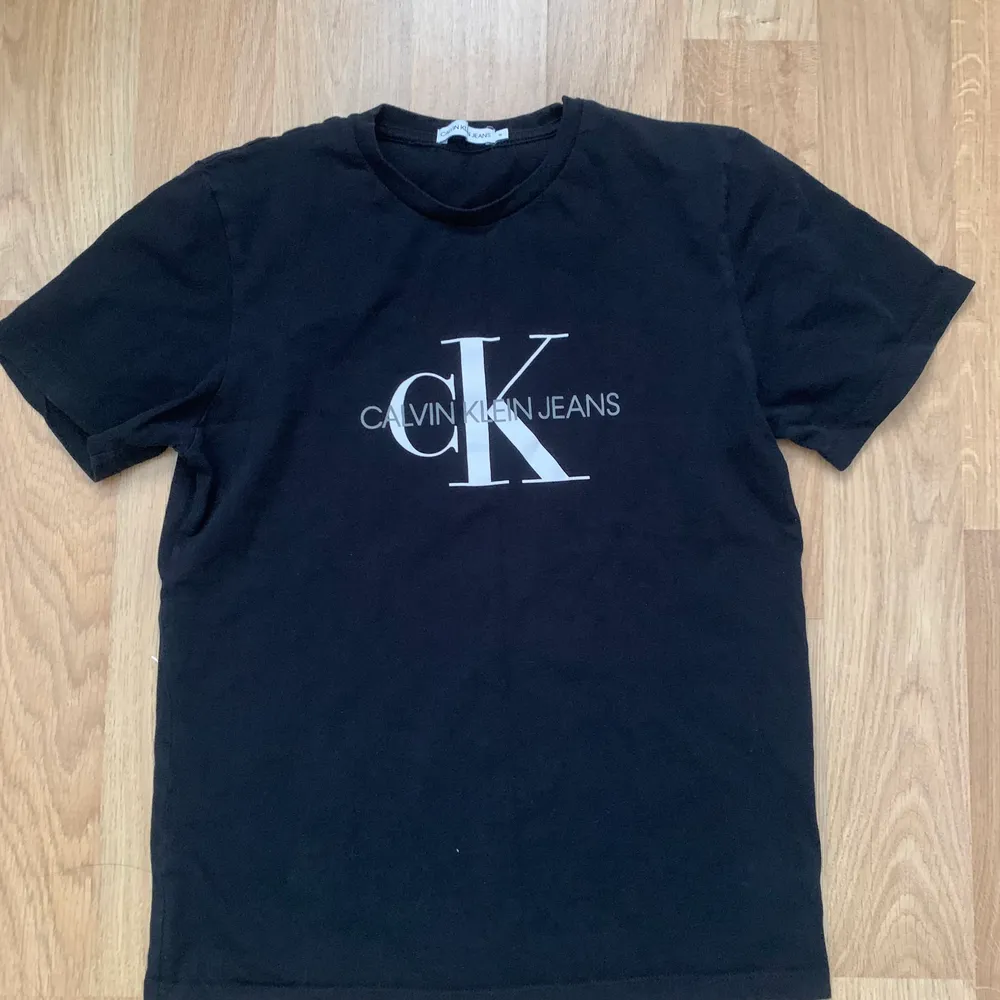 En svart Calvin klein t-shirt som inte används. Bra skick och säljs för 200kr + frakt . T-shirts.