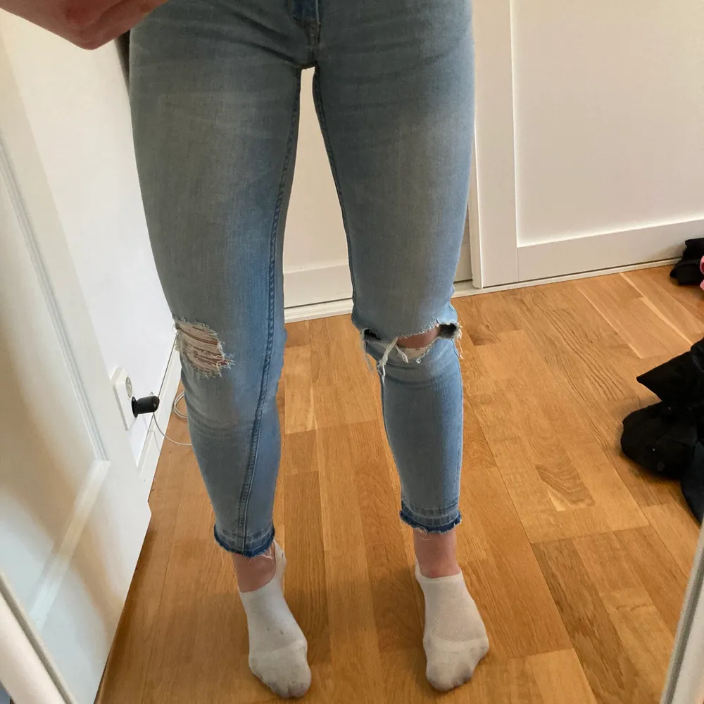 Blåa jeans i bra skick. Jeansen är i stretchigt material och har hål på båda knäna. . Jeans & Byxor.