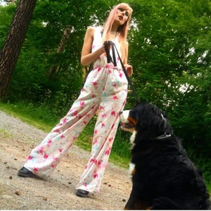 Jumpsuit - Fin mönstrad jumpsuit! 🦋💖 Sitter som en small. Tunt polyestertyg med fint fall. Pris plus ev. frakt ✨ 