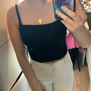 Svart linne Gina Tricot strl M - Svart linne Gina Tricot strl M, spagettiband, behövs inte ha BH under då den finns en topp inbyggd, sitter bra på mig som S men även på andra som är strl M. 