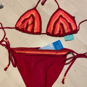 Virkad oanvänd bikini - Oanvänd bikini med prislapp kvar.  Nypris 199 för överdelen och 129 kr för underdelen.   Storlek:  Underdel storlek 40 Överdel storlek S