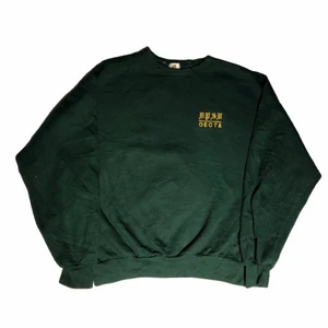 OECA - Vintage Hoodie - En av de finaste sweatshirtsen vi har just nu! Med en väldigt eftertraktad färg (lik pine green). Tjock material och fint embroderat märke vid bröstet. Köpt på Ross som är en amerikansk butik. Om du har några frågor gällande plagget eller priset kontakta oss!