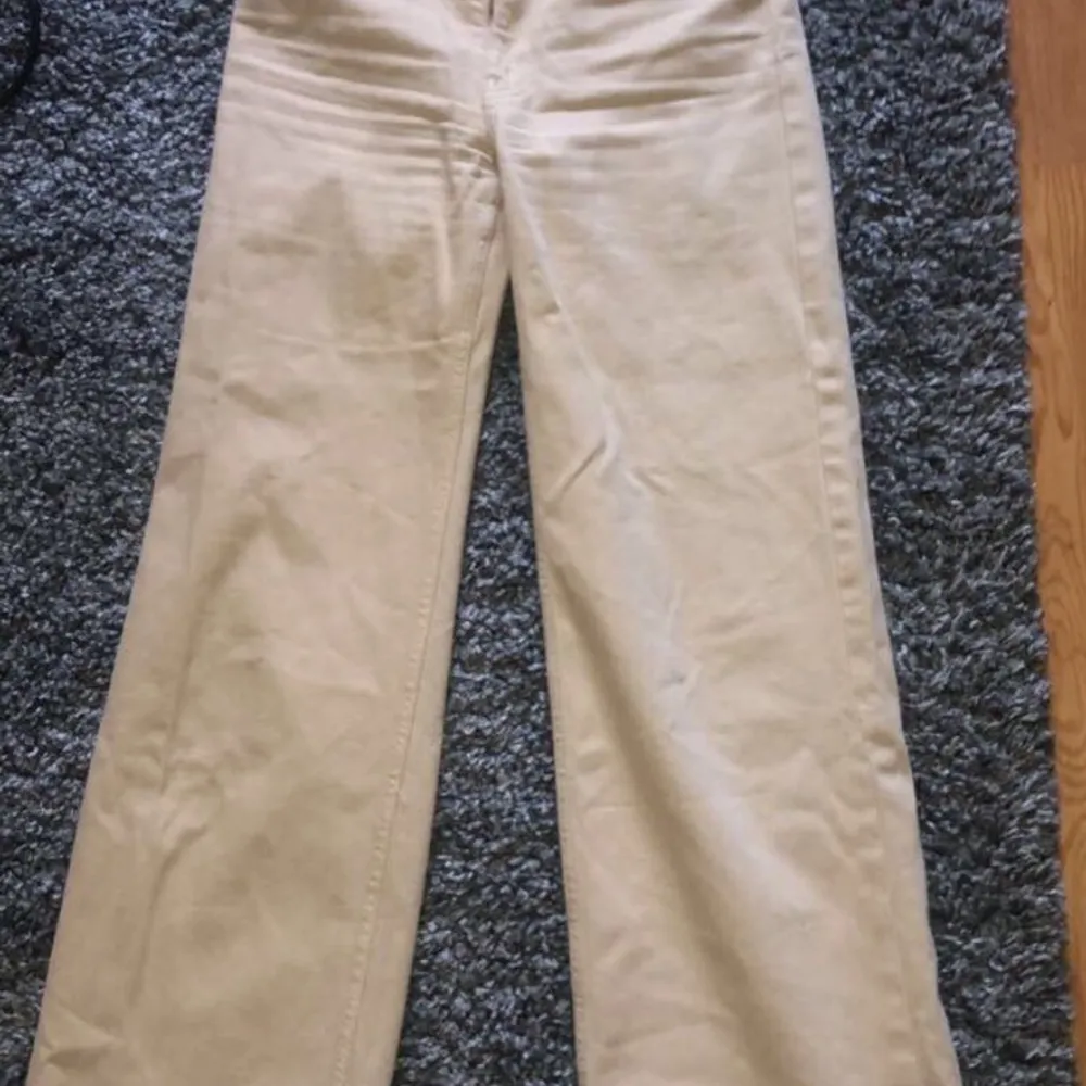 Monki Yoko Jeans Beige i storlek 25✨ Använda max 3 gånger och är precis som nya ✨ Frakt betalas av köparen✨ Betalning via swish. Jeans & Byxor.