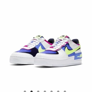 Nike air force 1 shadow - INTRESSEKOLL på dessa fina skor 💖 köpt för något år sedan men är knappt använda. köpta för 1300. Kom med förslag på bud 💘 skulle säga att de är lite små i storleken. Kan sälja direkt för 1000 plus frakt 