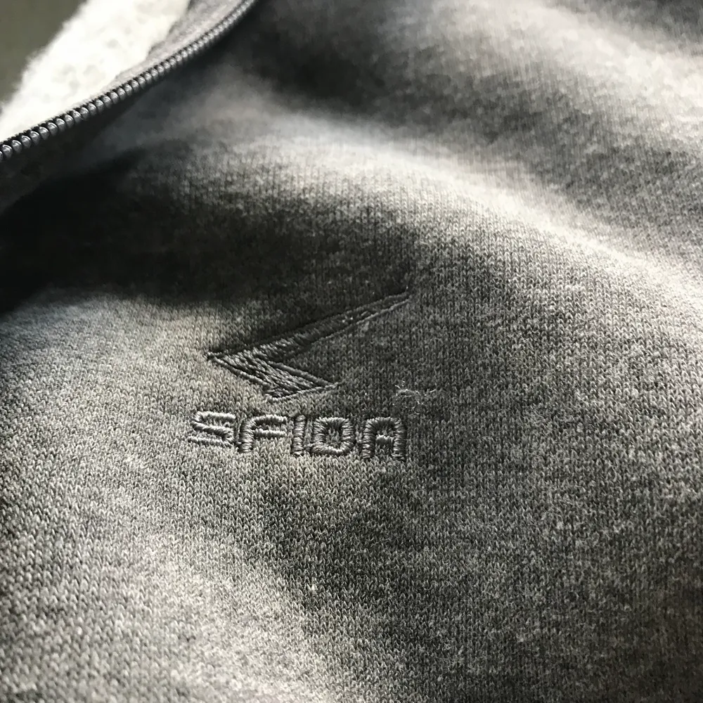 Grå dragkedje hoodie, super skön med ett lite tjockare material vilket gör att den tål värme. . Hoodies.