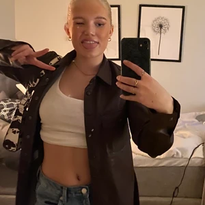 Läderjacka - Brun läderimiterad jacka från Stradivarius, aldrog använd förutom på bilden💕💕💕💕💕💕