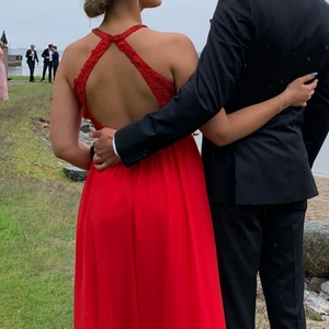 Balklänning  - Superfin balklänning i storlek 36. Den är i bra skick, bortsett från en slitning i underkjolen. Däremot är det ingenting som syns. Ordinarie pris på klänningen är 1600kr och säljer den för 799kr