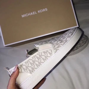 Michael Kors skor - Nypris 1800 kr. Använda några få gånger därmed fint skick. Storlek 37 passar 38 också