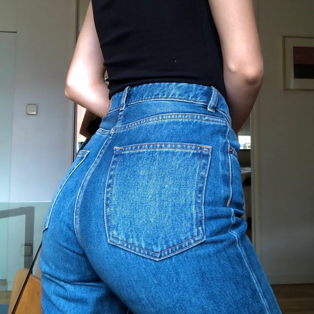 Säljer dessa superfina blåa monki jeans i en rak modell. Köptes förra året, knappt använda då de är för stora för mig. Passar storlek 26-28 skulle jag säga. Säljer för 150kr + eventuellt frakt om ni önskar att de fraktas ☺️. Jeans & Byxor.