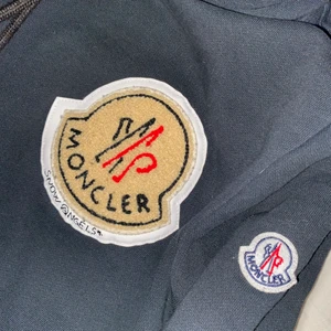 Moncler  - Nästan helt ny. Storlek S (tvättas såklart innan jag postar den) tror jag köpte den för 1700
