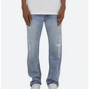 Baggy jeans - Jeans i modellen baggy från MNML. Tyvärr så passade dom inte mig och frakten ligger på 500 kronor att lämna tillbaka så jag har valt att sälja dom här. Storlek 36 i baggy men hade passat någon med 34 som vill ha baggy. Inga flaws har tags kvar. Köpta för 570kr men säljer för 350kr