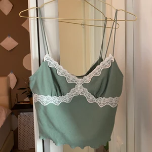 grönt linne - fint grönt linne från shein! köpte det men sen använde jag aldrig det så säljer det nu💕 Kostar 65 inte 50❤️