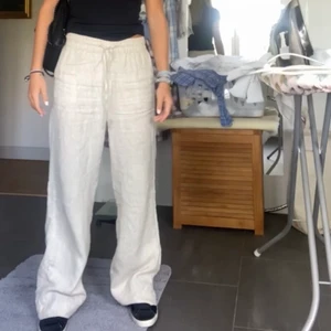 Linnebyxor - Funderar på att sälja mina super snygga linnebyxor från hm! Köptes förra året, sparsamt använda, jag är 172cm lång och de är långa på mig!! Köptes för 399❤️säljer endast vid bra bud