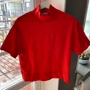 Klarröd topp Zara  - Topp från Zara med krage i fint skick utan anmärkningar. Bomull 100%. 