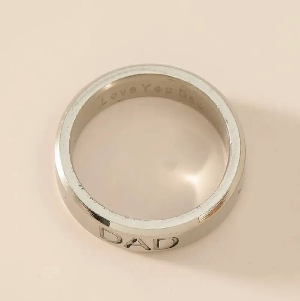 Så fin ring, graverat i DAD och ”Love You Dad”💕 frakt ingår!! . Accessoarer.