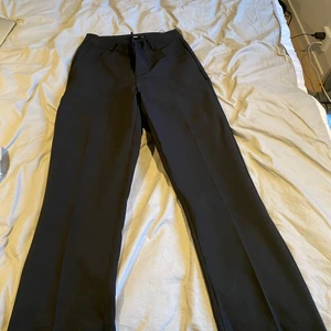 Svarta kostymbyxor från bikbok - Dessa kostymbyxor är i bra kvalitet och materialet är väldigt hållbart. Passar dom mellan 160-167 i längden beroende på hur man vill att de ska sitta. Dem är i storlek 36 och jag säljer för 200 kr plus frakt på 48 kr❤️