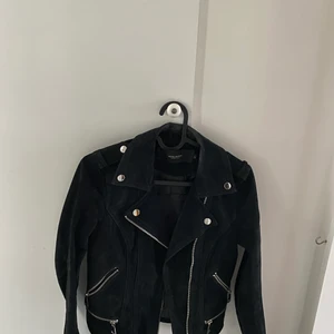 mockajacka - säljer min superfina mocka jacka från vero moda då den inte används längre. nypris för jackan är 999kr mitt pris är 250kr men tar emot andra bud. jackan är i nyskick och endast använd ett fåtal gånger. köparen står för frakten 