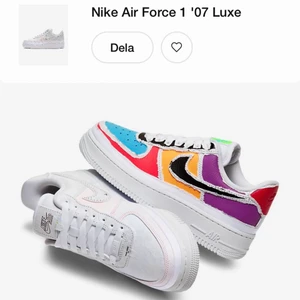 Nike Air Force 1 ’07 Luxe  - limited edition Nike air force 1 som är slutsålda. designen är täckt med vitt ”tyg” som man ska riva bort för att få fram de riktiga färgerna. De är helt felfria och har allt vitt tyg kvar och de ligger i orginal påsen som jag aldrig öppnat (det kan man se på påsen) Priset är disskuterbart vid smidig affär, hör av dig om du har frågor🥰