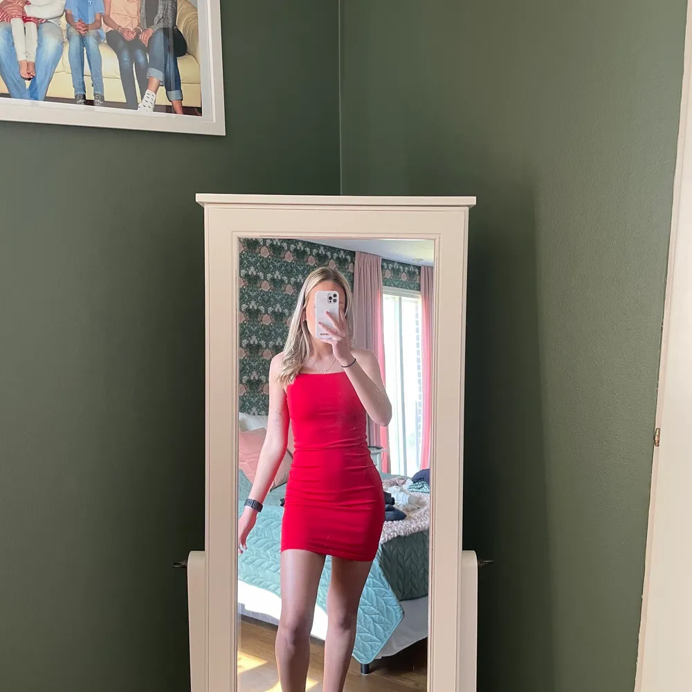 Röd klänning från bikbok i fint skick! Superskön! . Klänningar.