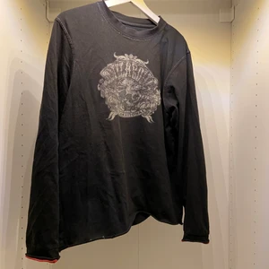 Tröja från Billabong - Assnygg tröja från Billabong som jag inte använder längre. Tryck med dödskalle, den har röda kanter men har sprätt bort där nere. Storlek M men kan sitta tight/oversized beroende vilken storlek man har! Fraktas för 48kr eller 66 spårbart😊