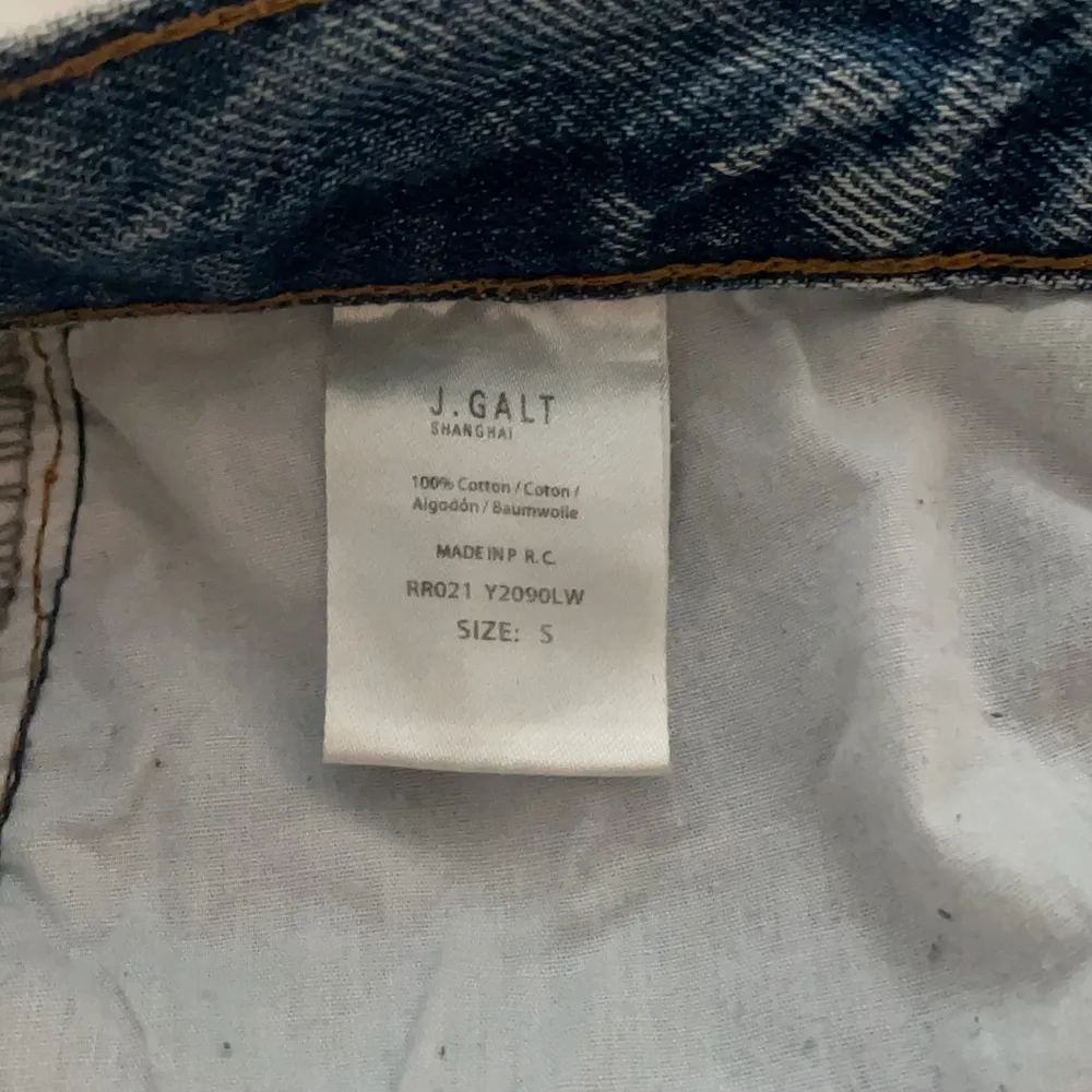Snygga jeans som jag köpte när jag var i usa, storlek S men skulle nog säga att de passar xs/s Säljer då de har blivit för små för mig..Fraktkostnad tillkommer!. Jeans & Byxor.