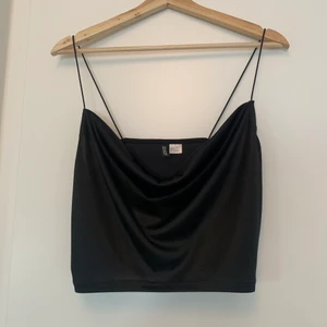 Linne Hm strl L - jätte fint linne från HM i storlek L men jag har M och de sitter fint på mig, aldrig använt endast testat 