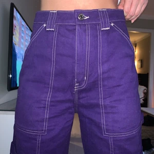Lila cargopants  - Säljer dessa urballa lila högmidjade cargopants från weekday. Knappt använda och säljer nu pga att de är lite för stora för mig! 