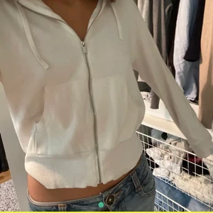 Vit kofta  - Säljer en liknande kofta som på bild 1 (lånad )fast med silver sträck på armen. Strl 36. Köpare står för frakten!⚡️⚡️ 