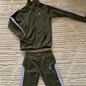 Träningsset!  - Superfint, mörk grönt set från adidas som är sparsamt använt i gott skick! Storlek L i båda delar men skulle säga att det mer är som M 🌻 Köparen står för frakten ☺️ 