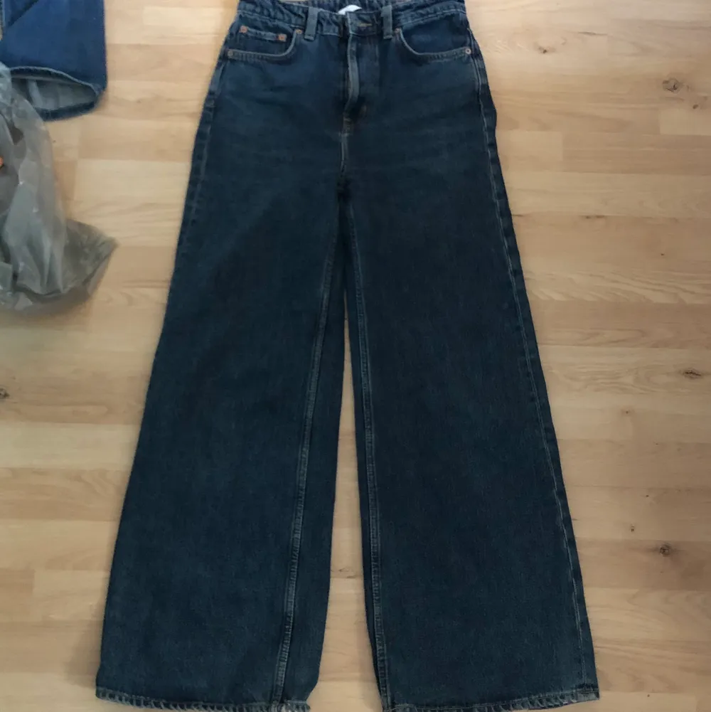 Mörkblåa jeans från Weekday i modellen Ace och i strl 25. De är flare/wide leg och jätte fina! . Jeans & Byxor.