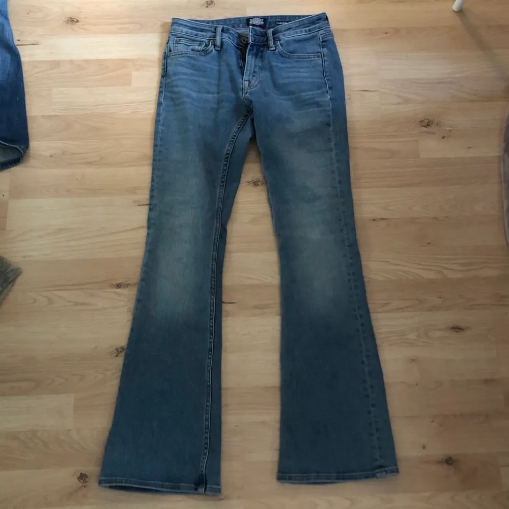 Fina lågmidjade jeans från märket Crocker i strl 26/31. Säljs för de är för korta för mig. Ingen aning om vad som hände med sista bilden lol den är både upp och ner och med skit dålig kvalite...aja . Jeans & Byxor.