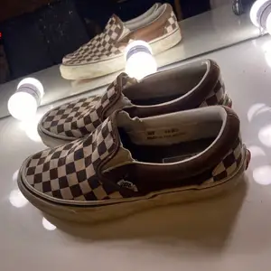 Bruna vans slip on storlek 37 bra skick! Frakt tillkommer om så ska fraktas, bud från 100 